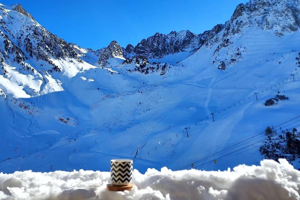 拉姆吉Le perchoir de Juliette的坐在雪覆盖的山峰上喝杯咖啡