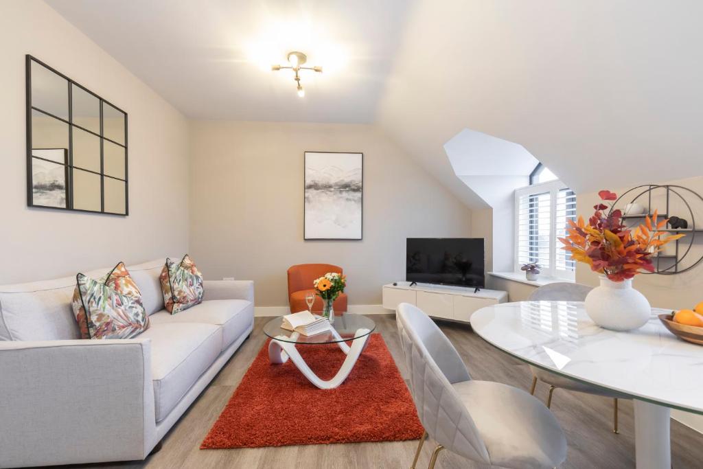 格洛斯特Elliot Oliver - Stylish Loft Style Two Bedroom Apartment With Parking的客厅配有白色的沙发和桌子