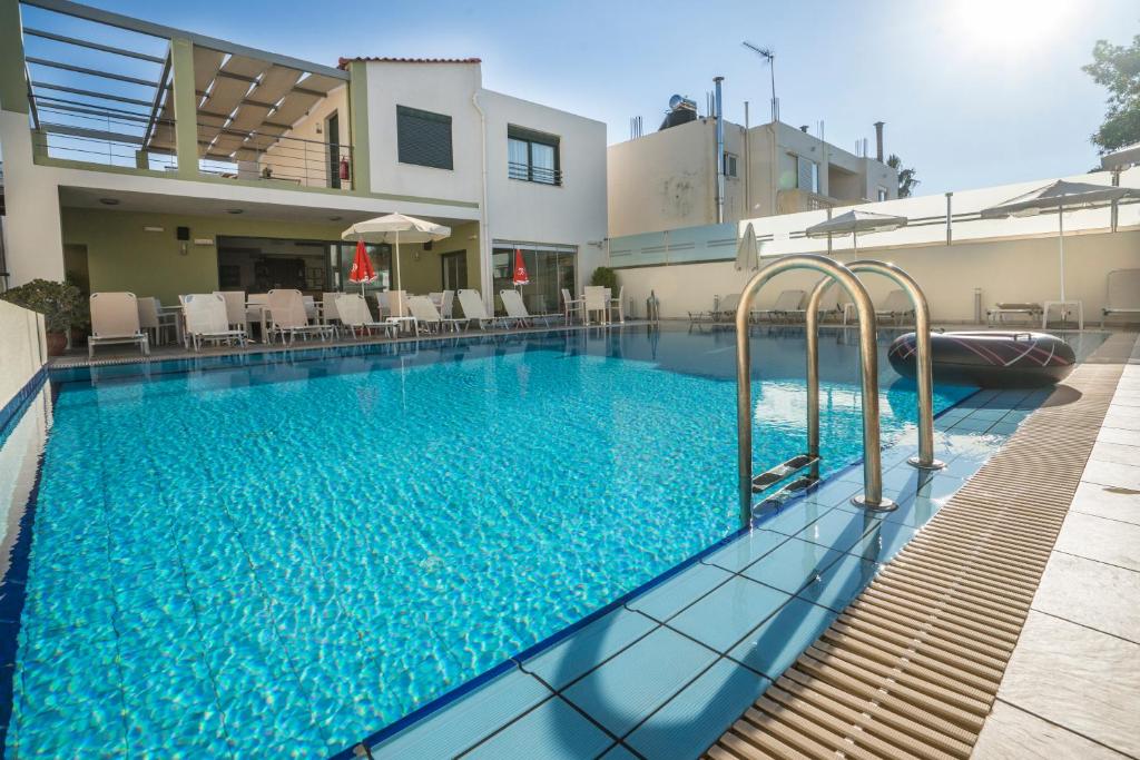 加藤-达拉特索雅典娜海滩酒店的大楼内的一个蓝色海水游泳池