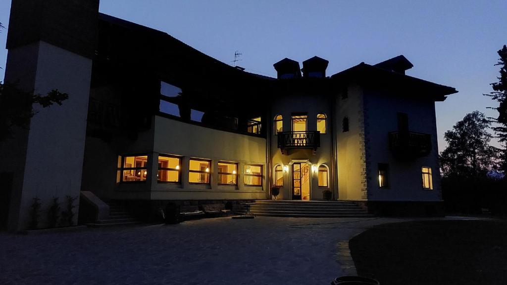 巴尔齐奥B&B Villa Cavallier的一座大房子,晚上有灯