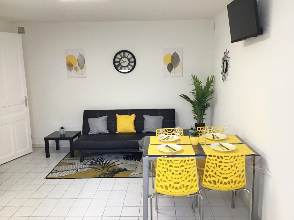 卢尔德Appartements Sun, parking, centre ville , proche Sanctuaires的客厅配有沙发和黄色桌椅