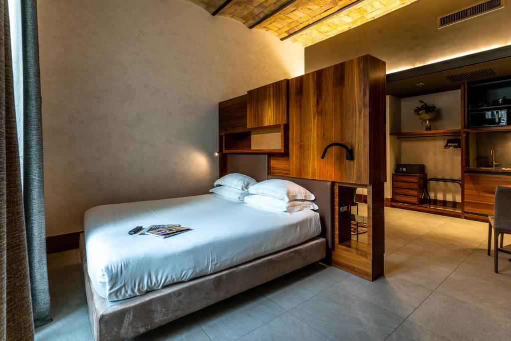 罗马加斯米特城市套房公寓式酒店的一间卧室配有一张床和一张书桌