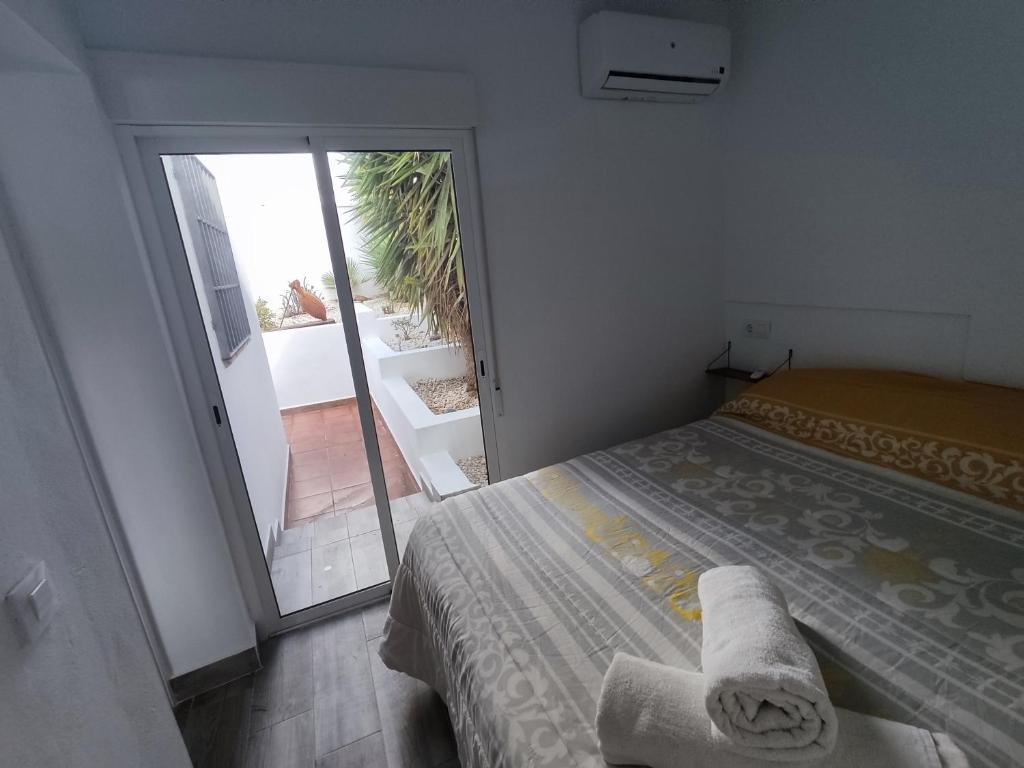 拉斯内格拉斯Casita del Molino的一间卧室设有一张床和一个滑动玻璃门