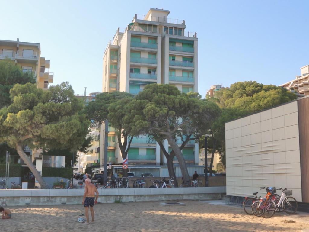 利尼亚诺萨比亚多罗Occidente的站在海滩上,站在一座建筑前的人
