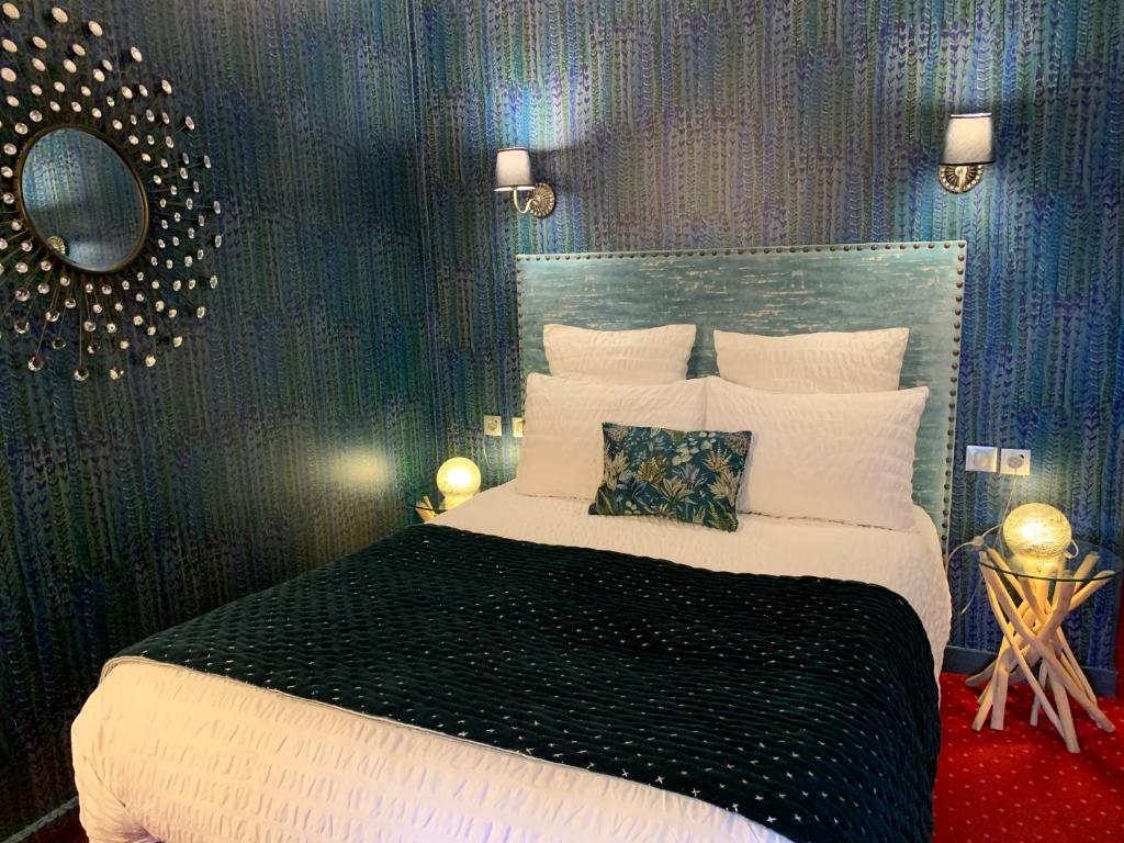 Lusignan乐查普罗格酒店的卧室配有带白色枕头的大床