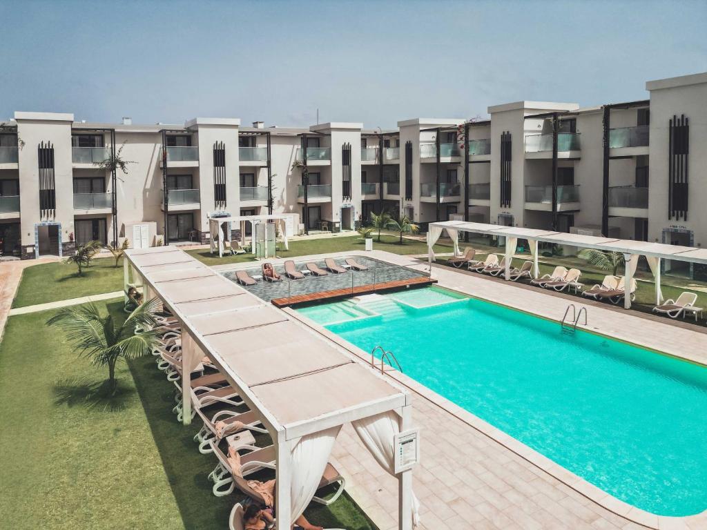 圣玛丽亚Halos Casa Resort的公寓大楼游泳池的图片