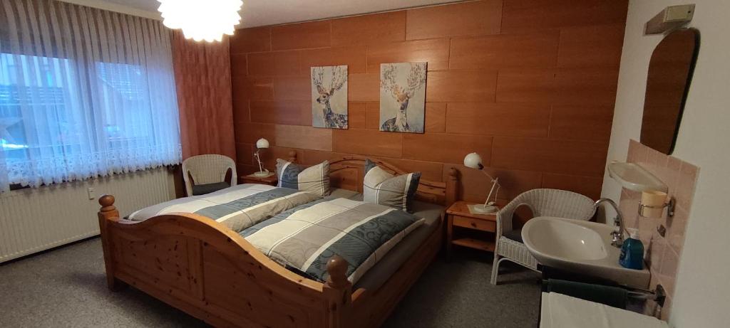 哈茨山区黑尔茨贝格HarzLiebe的一间卧室配有一张床、一个浴缸和一个水槽