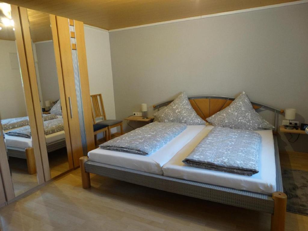 HeckendalheimFerienwohnung Christine的一间卧室配有一张床和一面大镜子