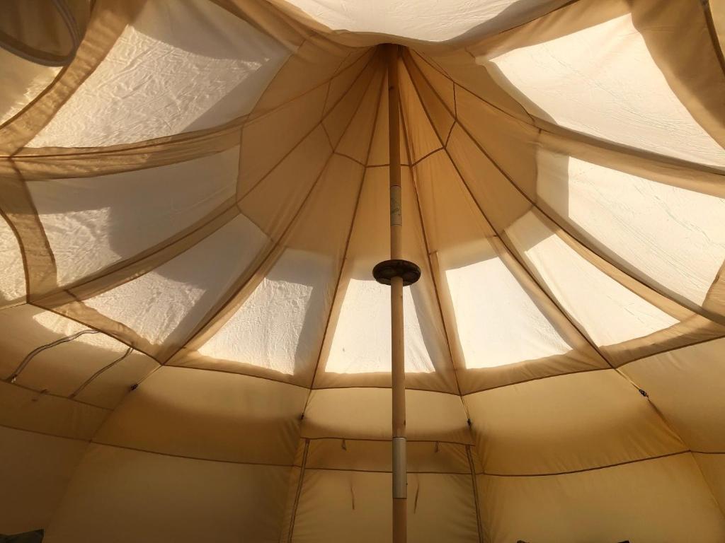 卡兰茨奥赫Stargazer Tent met sterrenuitzicht的帐篷天花板的封闭