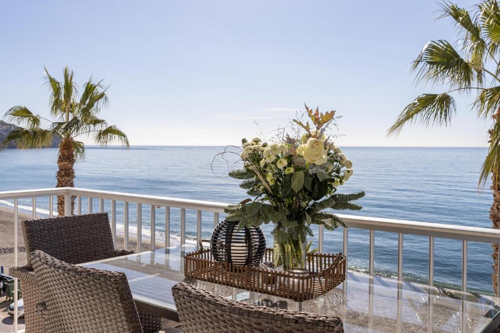 拉海瑞德拉Modern luxury beach Penthouse的海滩上花瓶桌子