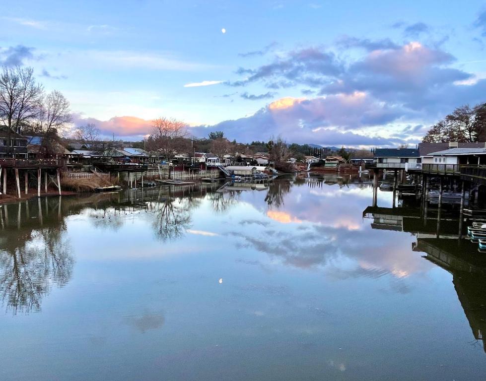 克利尔莱克Fishing bungalow on the water w/private dock的享有河流美景,设有房屋和建筑