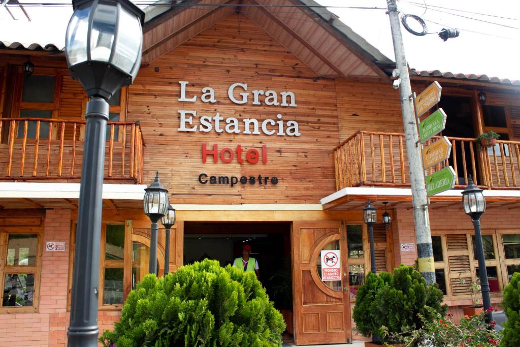 ChachagüíLa Gran Estancia Hotel Campestre的建筑前方有标志的酒店