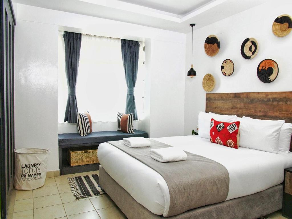 内罗毕Zendo Suite的一间卧室设有一张大床和一个窗户。