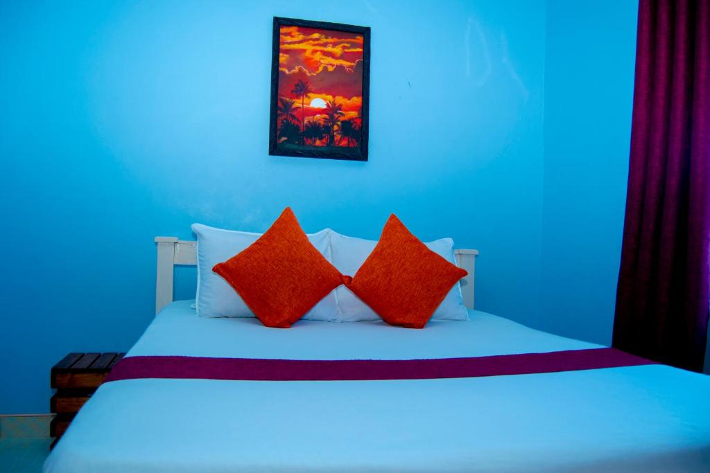 基利菲Magnolia Cosy 1 Bedroom Apartment-KILIFI的一间卧室配有红色枕头的床