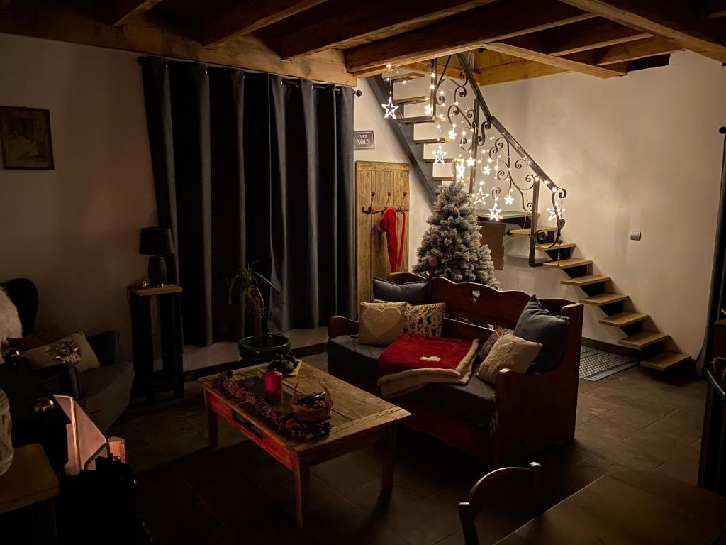 EchallonL'instant présent的客厅配有圣诞树和沙发