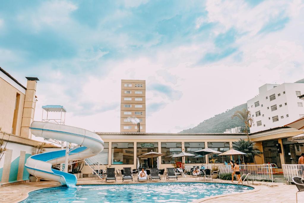 波苏斯-迪卡尔达斯米纳斯吉拉斯酒店的一座带水滑梯的游泳池