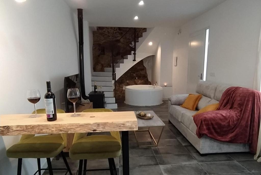 乌夫里克Loft Casa del Agua Ubrique的客厅配有沙发和带酒杯的桌子