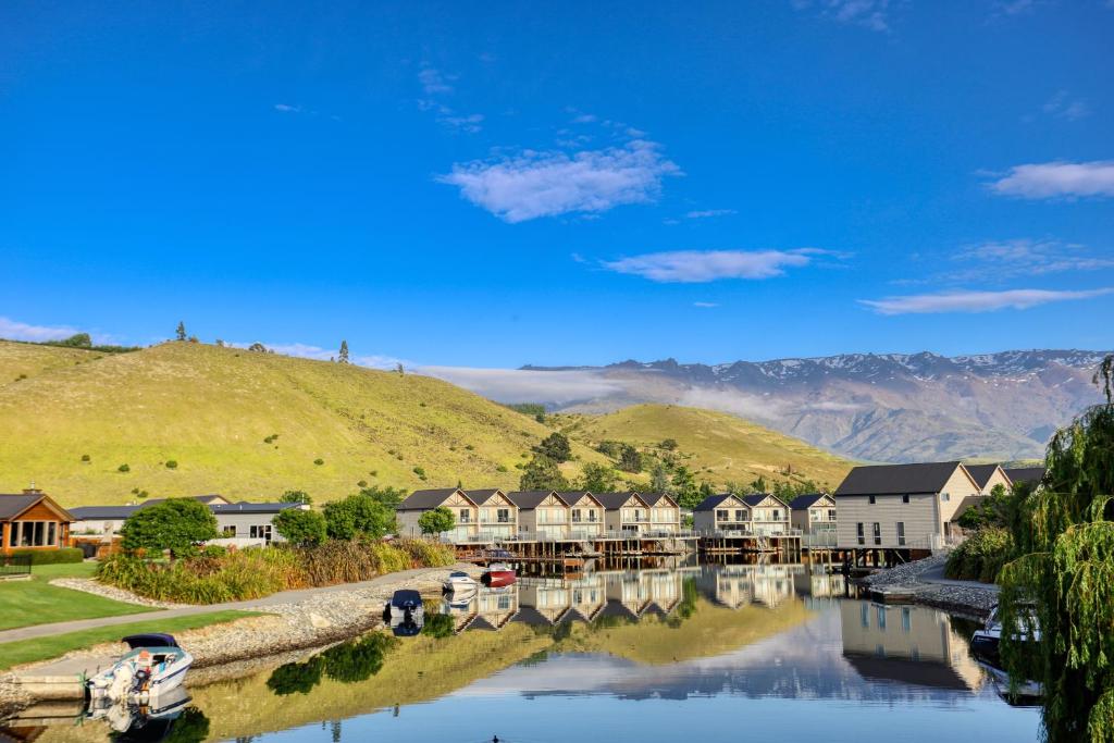 克伦威尔Marsden Lake Resort Central Otago的享有河流、房屋和山脉的美景