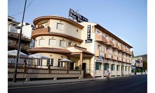 塞内斯德拉韦加HOTEL LA FONDA DE DON GONZALO的街道边的大建筑