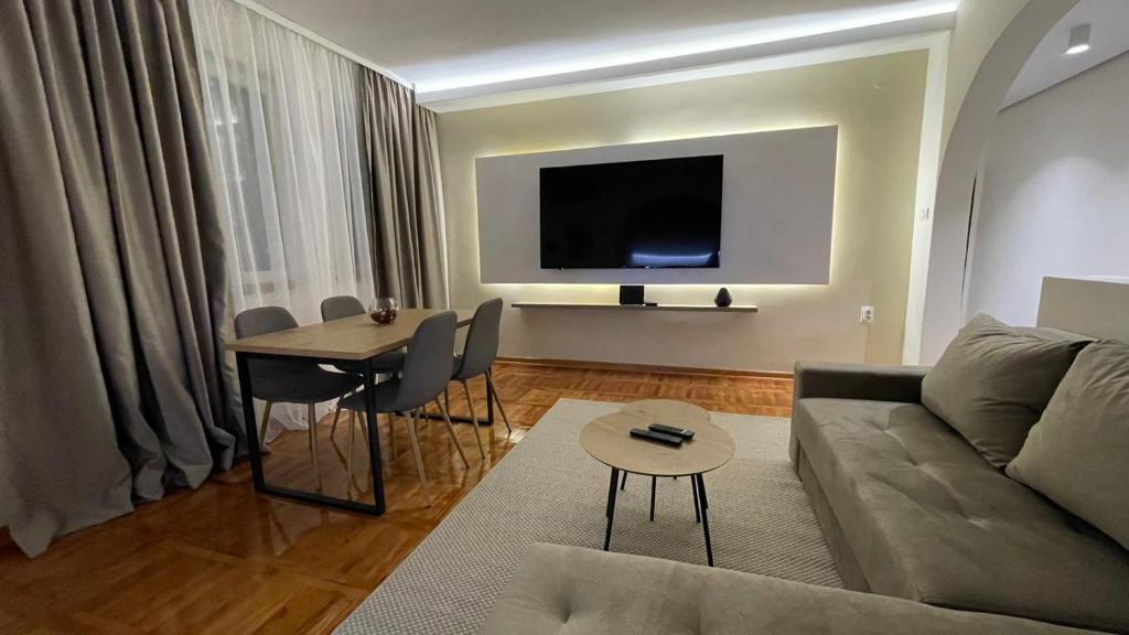 贝尔格莱德Filip Luxury Suite的客厅配有沙发和桌子