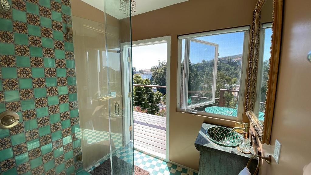 洛杉矶Glamping Hollywood Hills - Luxury Tiny House的带淋浴、窗户和水槽的浴室