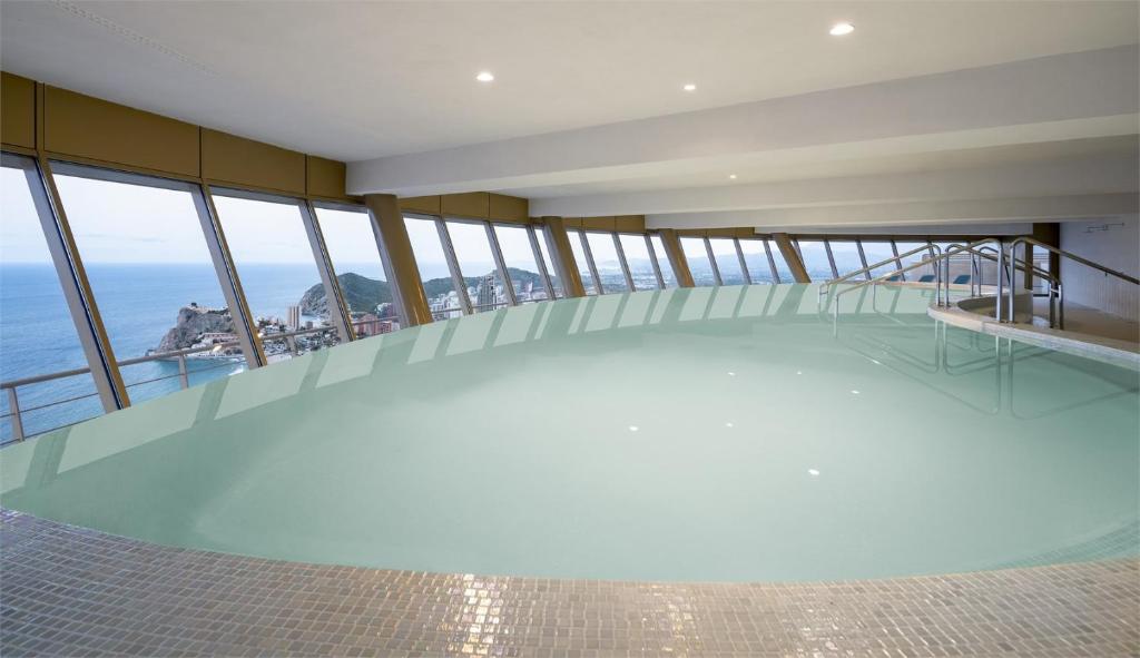 贝尼多姆InTempo Luxury Sky View & Spa Resort的海景客房