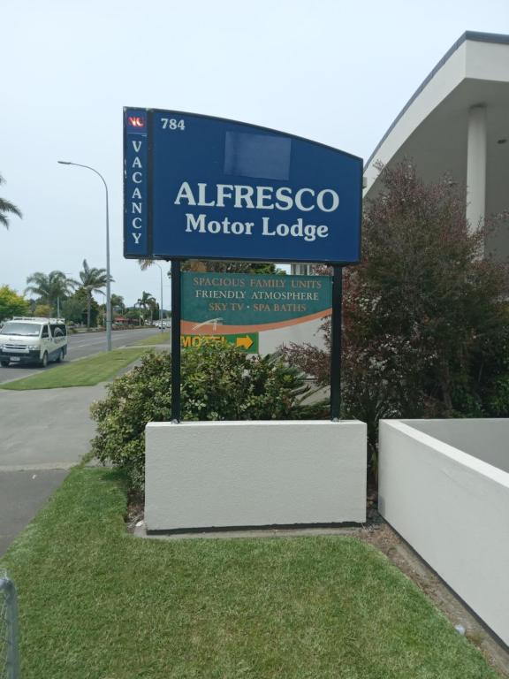 吉斯伯恩Alfresco Motor Lodge的建筑物前的机动车屋标志