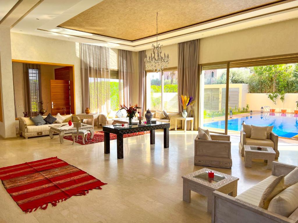 马拉喀什Riad villa saphir & SPA的客厅配有家具和游泳池