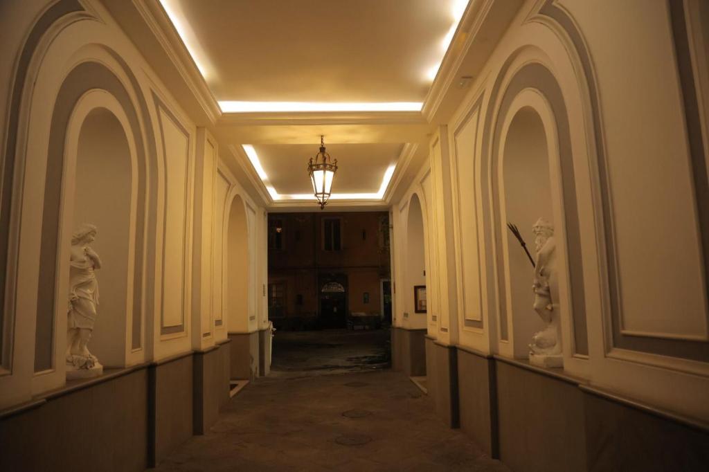 那不勒斯B&B Scarlatti 60的建筑中带吊灯的空走廊