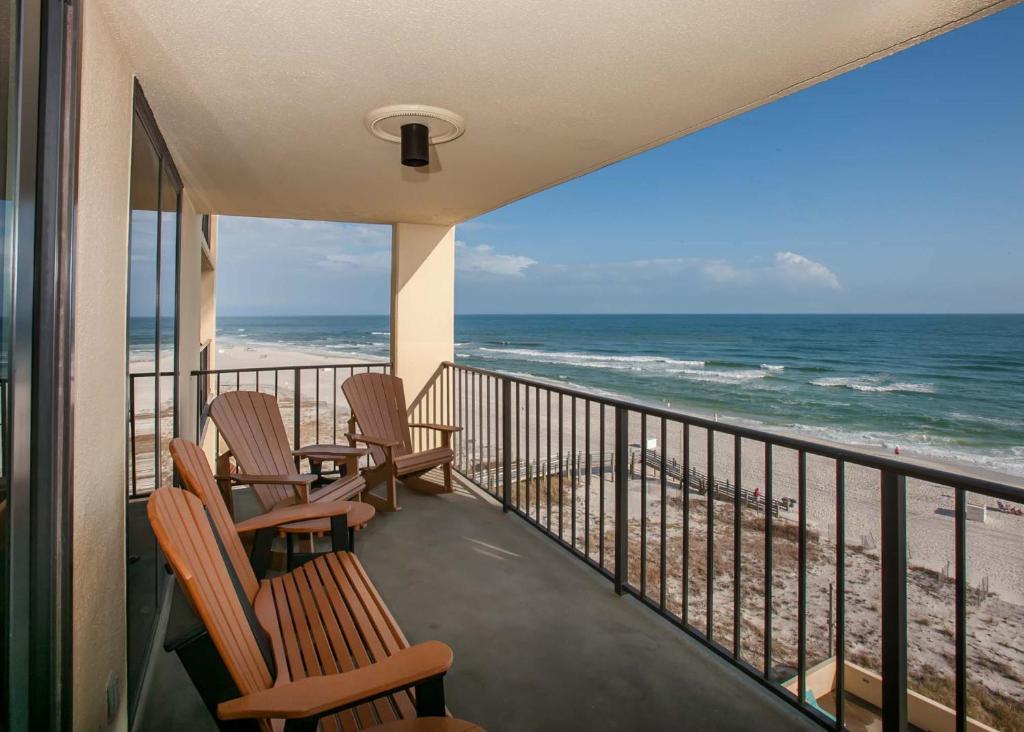 奥兰治比奇Phoenix II 2067的一个带椅子的阳台,享有海滩美景