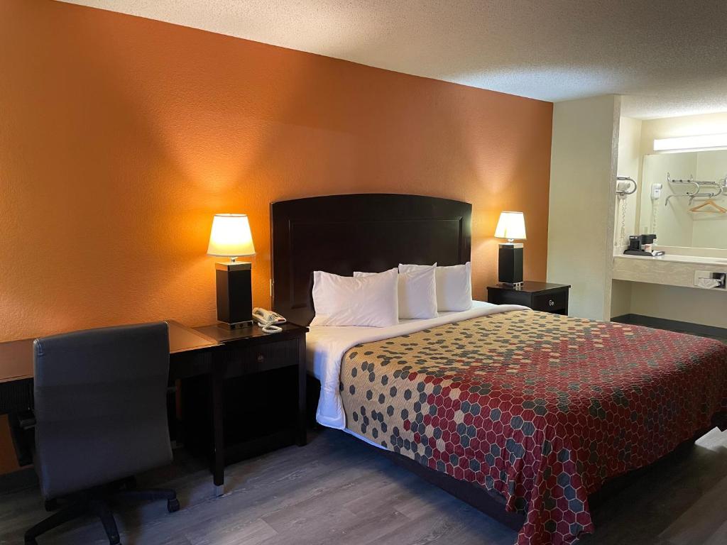 斯威特沃特Econo Lodge Inn & Suites Sweetwater I-20的酒店客房 - 带一张床和一张带一张床铺的书桌