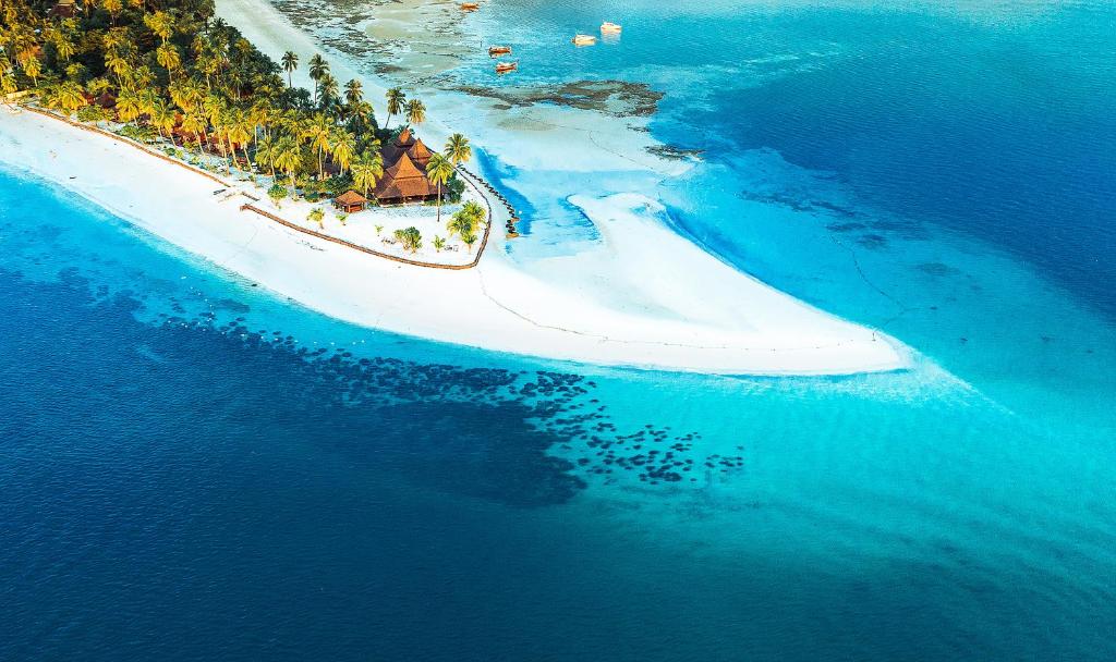 班柯木穆岛西拉威海滩度假酒店的海洋上的岛屿,上面有教堂