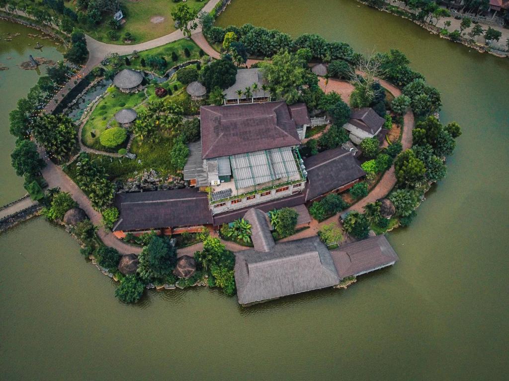 宁平Thung Nham Resort的水面上岛屿的空中景观