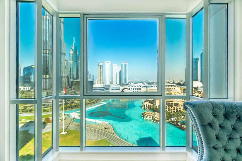 迪拜Burj Residences T3 Premium Apartment的客房可从窗户欣赏到城市美景