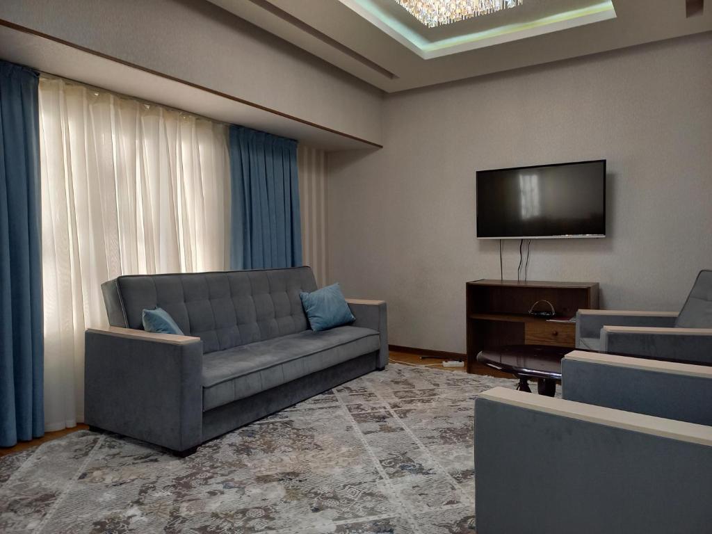 塔什干Apartment Center 1的带沙发和平面电视的客厅