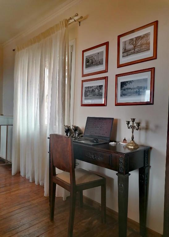 Lorantina Luxury Sea View Holiday House close to Barbati &amp; Ipsos Beach with Starlink WiFi的电视和&#47;或娱乐中心