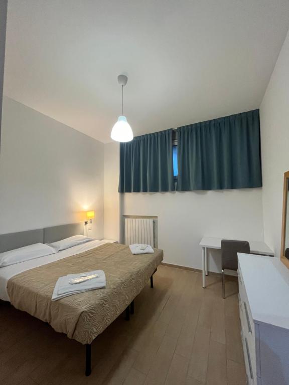 米兰Rucellai Guest House的酒店客房设有两张床和窗户。
