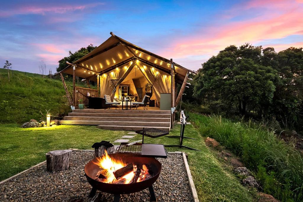 凯阿玛Cicada Luxury Camping的帐篷前设有火坑