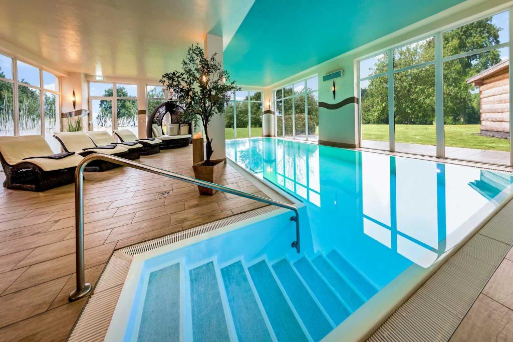 本特维施赫尔曼兰德加特酒店的房屋内的游泳池