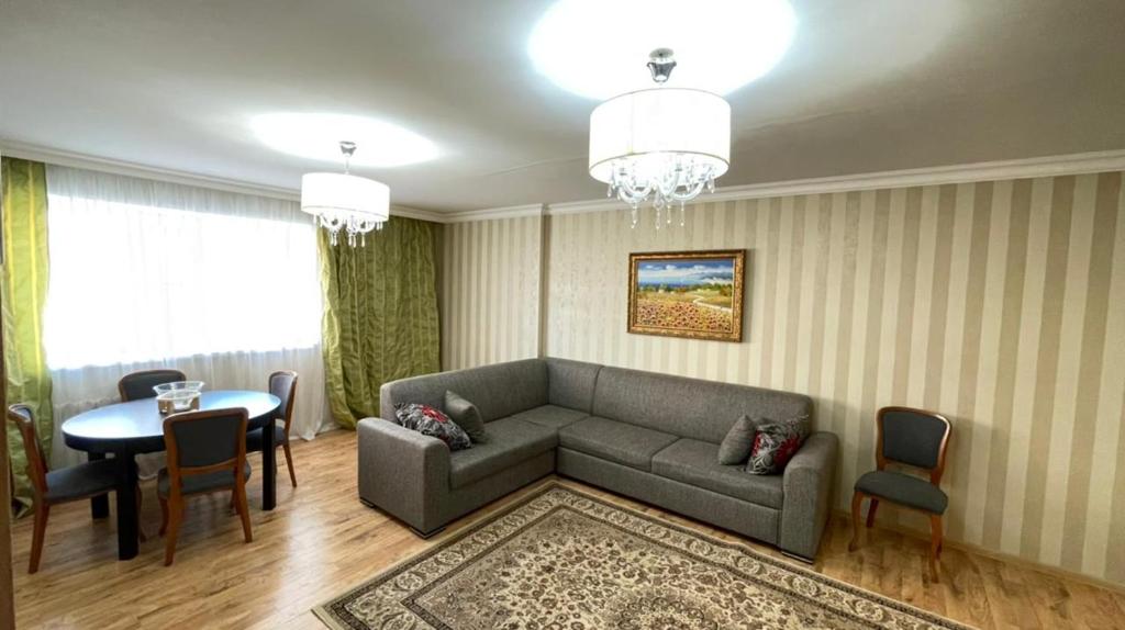 阿斯塔纳На Тархана的客厅配有沙发和桌子