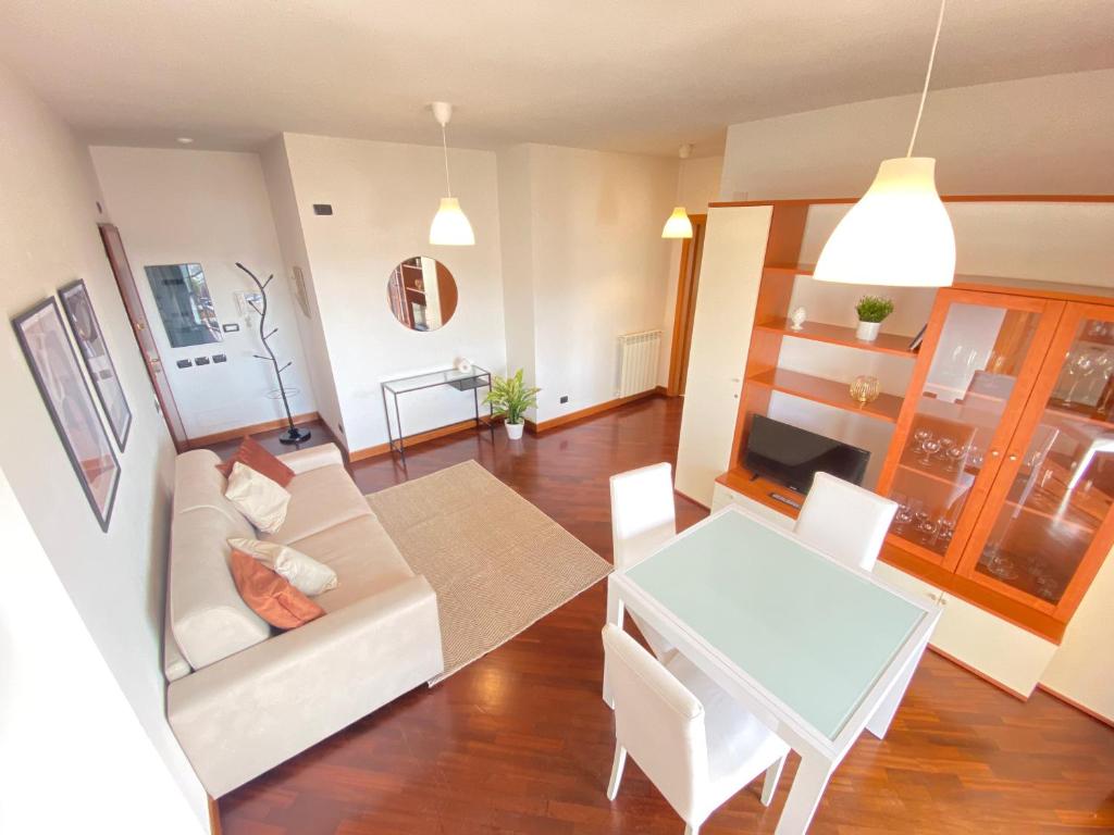 菲乌米奇诺Casa Relax con Terrazza Panoramica的客厅配有白色的沙发和桌子