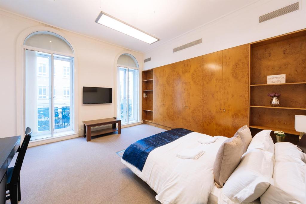 伦敦Curzon Residences的一间带大床和电视的卧室