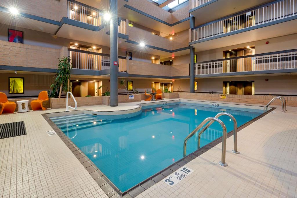 卡尔加里乡村公园贝斯特韦斯特优质酒店的酒店大堂的大型游泳池
