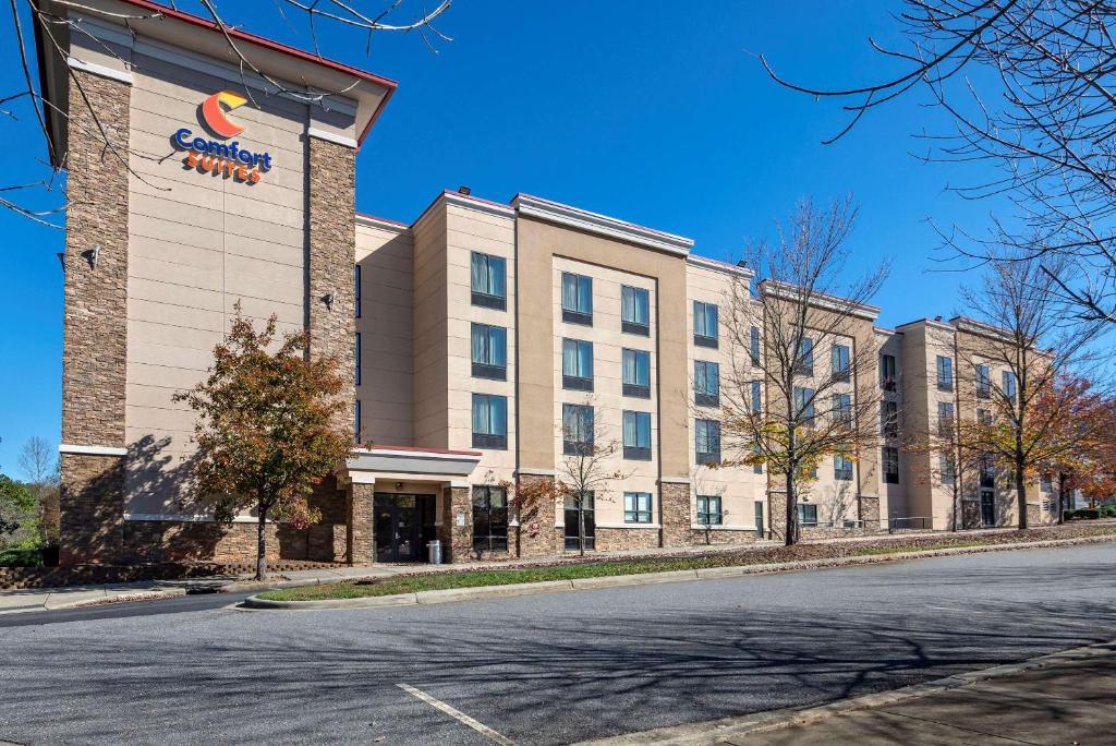 亨特斯维尔Comfort Suites Lake Norman - Huntersville的酒店前方的 ⁇ 染