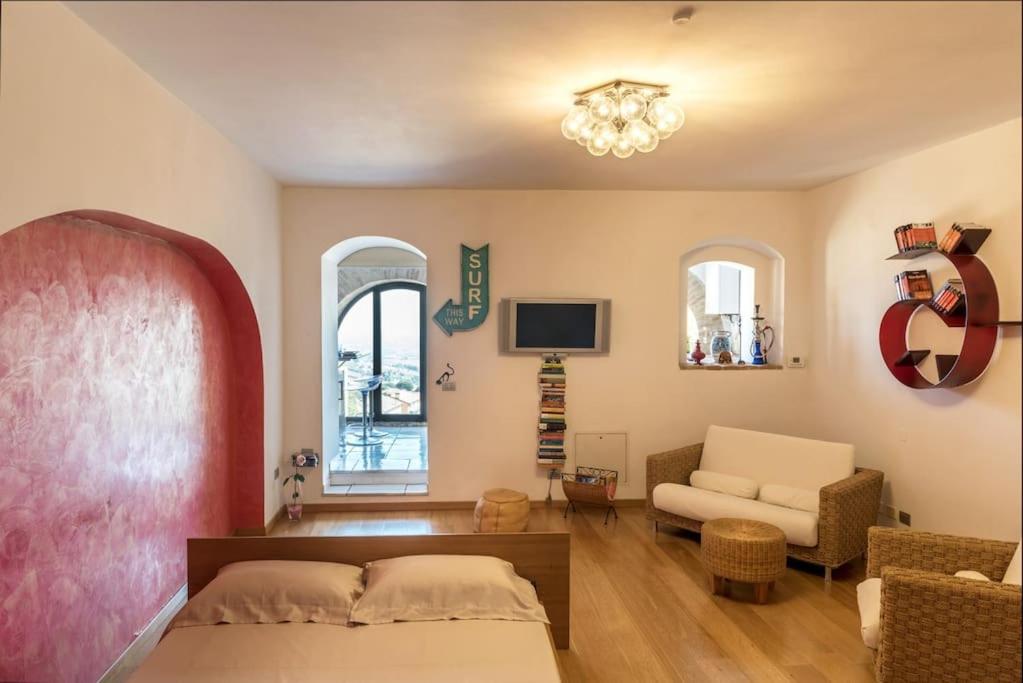 雷卡纳蒂Appartamentino IL NIDO vista mare的一间卧室设有一张床和一间客厅。