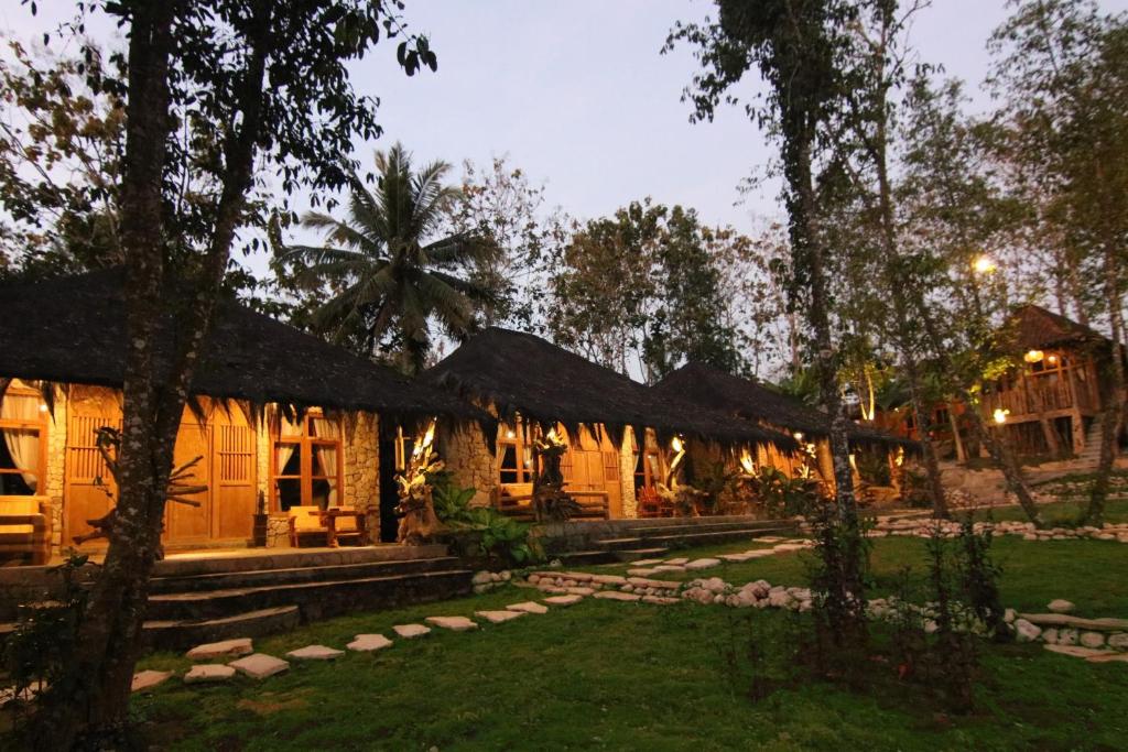 班图尔拉贾克拉纳度假酒店和Spa中心的一座带灯的度假村
