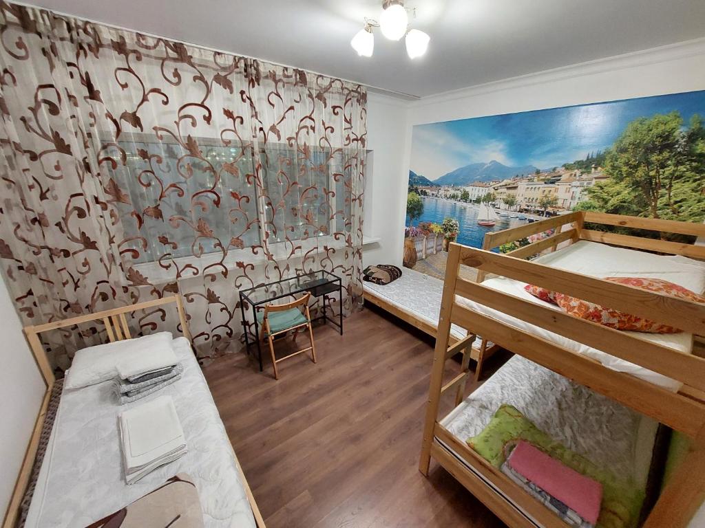 阿斯塔纳阿斯塔纳广场旅馆的客房设有两张双层床和壁画。
