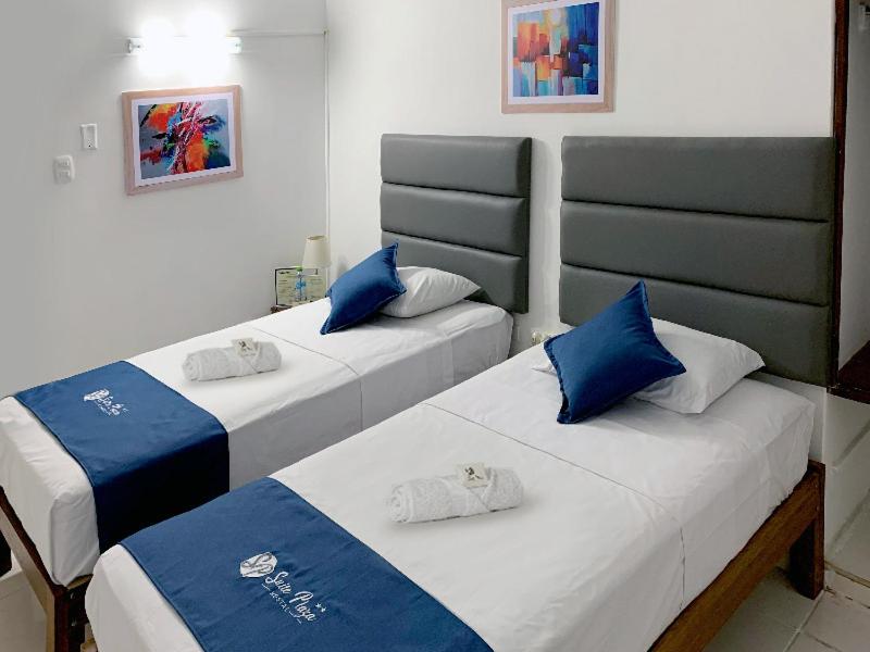 皮乌拉Hostal Resident的蓝色和白色的客房内的两张床