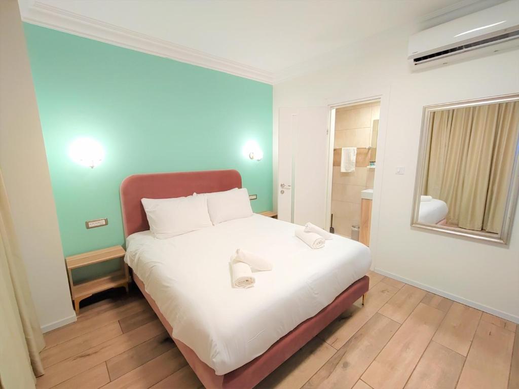 耶路撒冷帕雷酒店的卧室配有一张大白色床和窗户