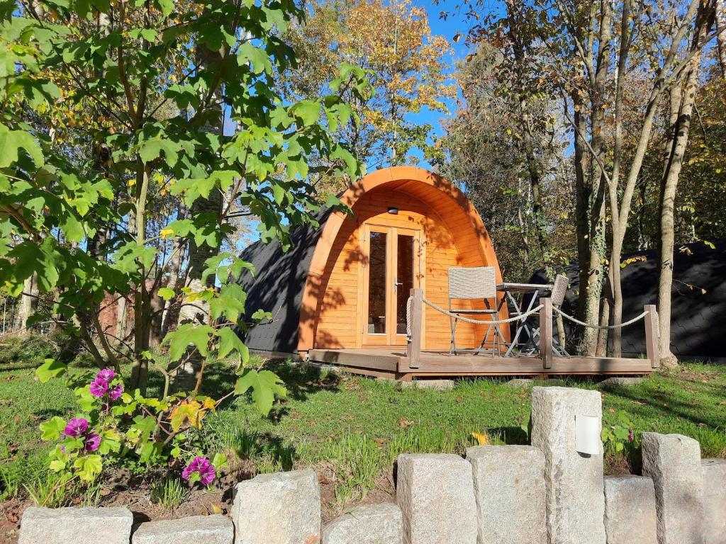 Silberstedt27 Premium Camping Pod的一座带围栏的院子中的小木房子